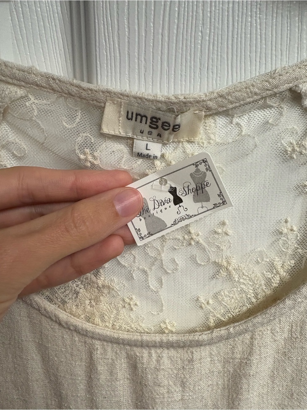NWT Umgee Linen/Cotton Blend Blouse W/ Lace Back Size Large - Picture 2 of 4